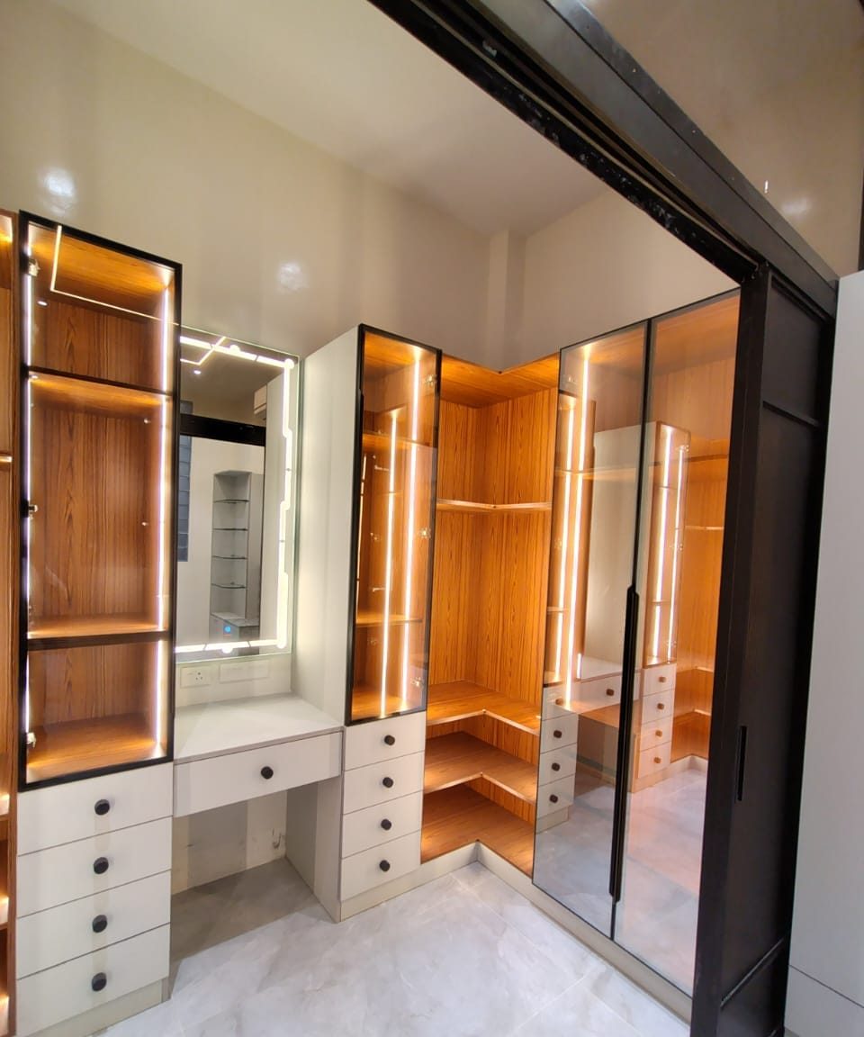 Dressing unit with mirrored wardrobe, by Padmodya Interiors