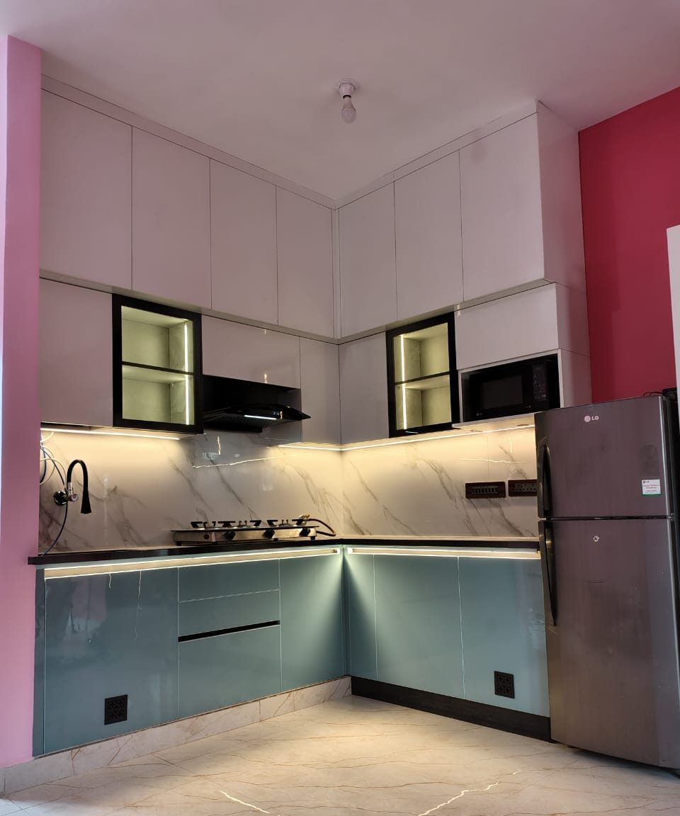 Kitchen with marble backsplash, by Padmodya Interiors