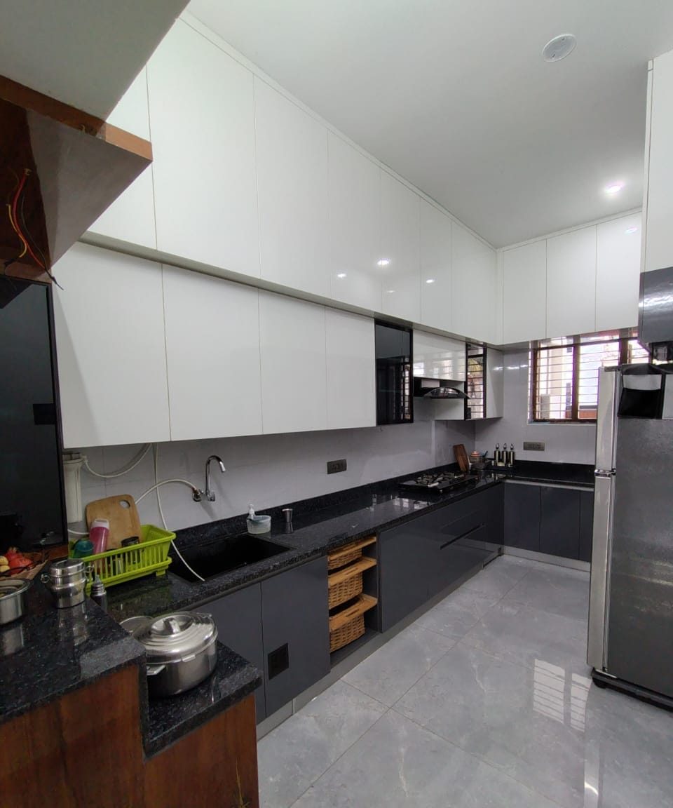 Modular kitchen in graphite and white, by Padmodya Interiors