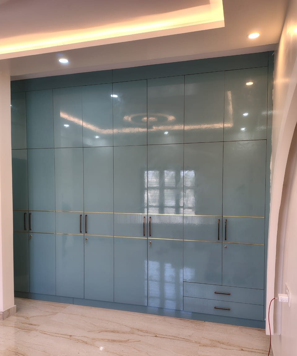 Lacquered wardrobe wall, by Padmodya Interiors